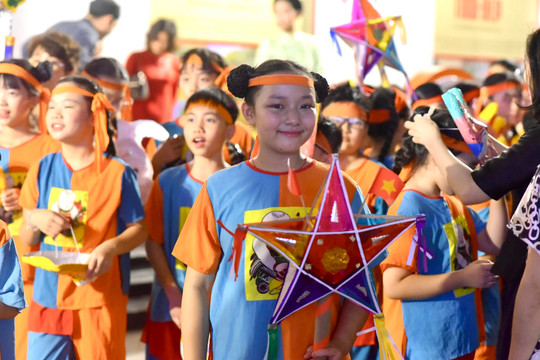 Thiếu nhi phường Hoàn Kiếm tưng bừng rước đèn, phá cỗ trong “Đêm hội Trăng rằm 2025”