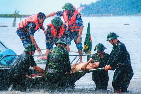 Quân đội chuẩn bị sẵn sàng tìm kiếm cứu hộ, cứu nạn đường không ứng phó bão số 11