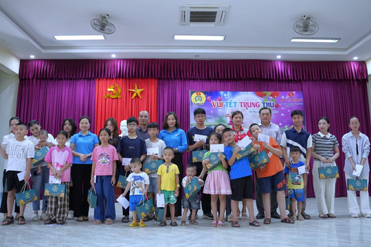 Công đoàn phường Vinh Phú tổ chức Tết Trung thu cho con người lao động
