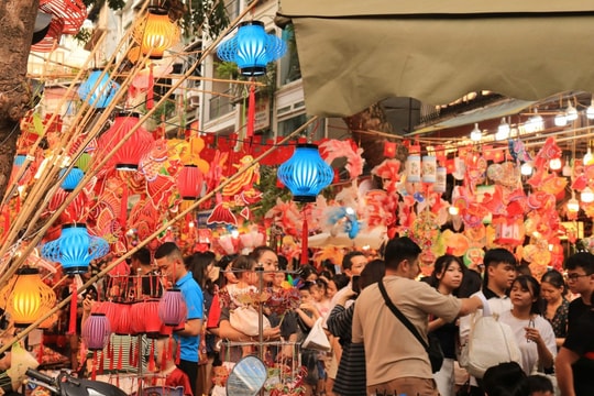 Phố Hàng Mã đông nghịt người đi chơi Trung thu