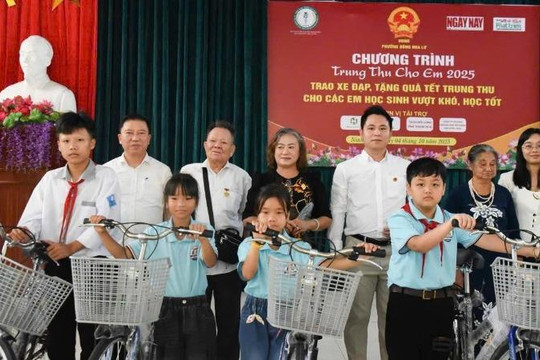 Hơn 300 suất quà Trung thu ý nghĩa đến tay học sinh nghèo vượt khó