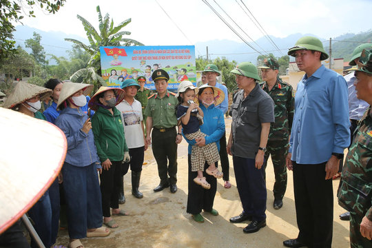 Phó Thủ tướng Trần Hồng Hà kiểm tra công tác khắc phục hậu quả bão số 10, chuẩn bị ứng phó với bão số 11 tại tỉnh Lào Cai