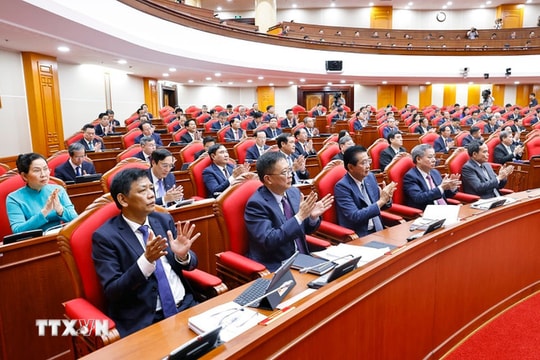 Thông cáo báo chí về ngày làm việc thứ nhất Hội nghị Trung ương 13