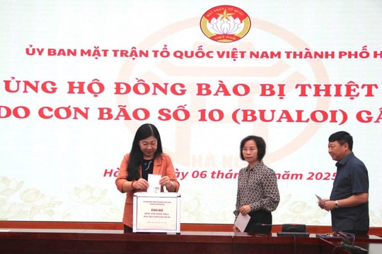 Cơ quan Ủy ban MTTQ TP Hà Nội ủng hộ đồng bào bị thiệt hại do bão số 10