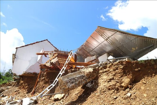 Chuyên gia lý giải về mùa bão bất thường