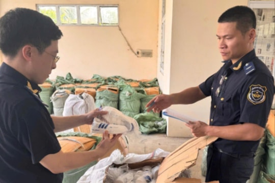 Hải quan bắt giữ gần 5.000 điện thoại và hơn 2.500 đôi giày nghi vi phạm sở hữu trí tuệ