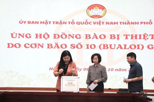 Cơ quan Ủy ban MTTQ Việt Nam thành phố Hà Nội ủng hộ đồng bào bị thiệt hại do cơn bão số 10