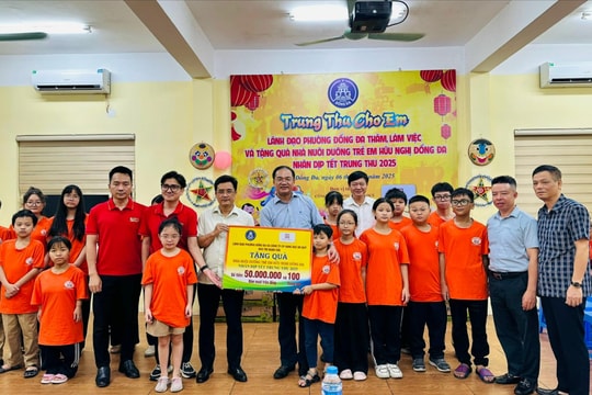 Phường Đống Đa thăm, tặng quà trẻ em có hoàn cảnh khó khăn