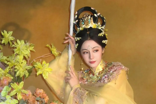 Diễn viên Địch Lệ Nhiệt Ba được ví như tiên nữ “giáng trần” trong tiết mục Tết Trung thu 2025