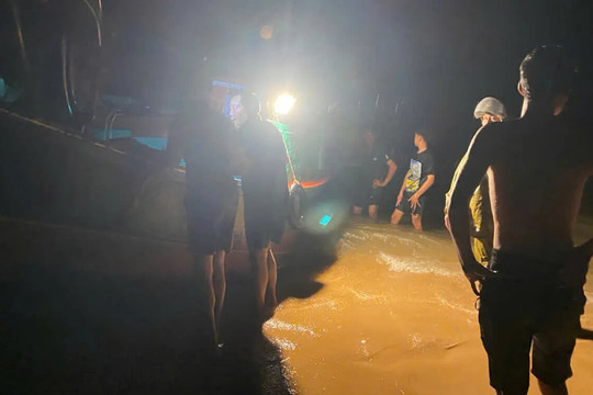 Hà Tĩnh: lốc xoáy đánh chìm nhiều thuyền câu mực trên biển