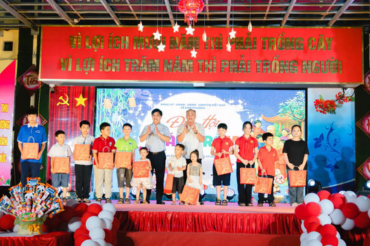 Tết Trung thu rộn ràng, ấm áp yêu thương tại xã Đan Phượng