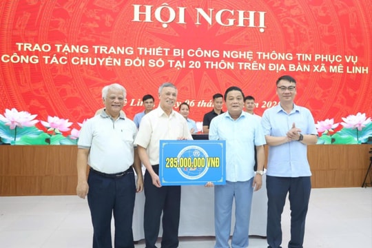 Tặng 20 bộ máy tính, máy in cho các thôn trên địa bàn Mê Linh