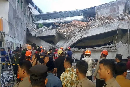 Số nạn nhân vụ sập trường tại Indonesia lên tới 61 người