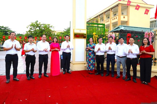 Xã Cổ Đô gắn biển công trình Trường Tiểu học Phú Cường