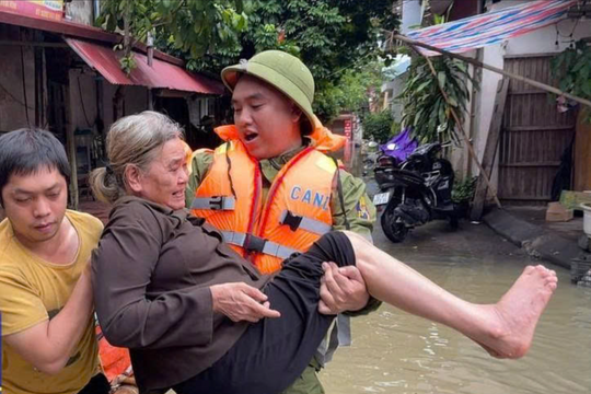 Bộ đội, Công an làm điểm tựa cho nhân dân giữa dòng nước lũ