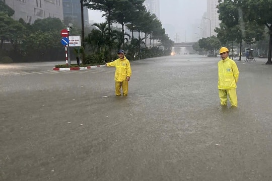 Tối 7-10, nhiều tuyến phố Hà Nội tiếp tục ngập lụt