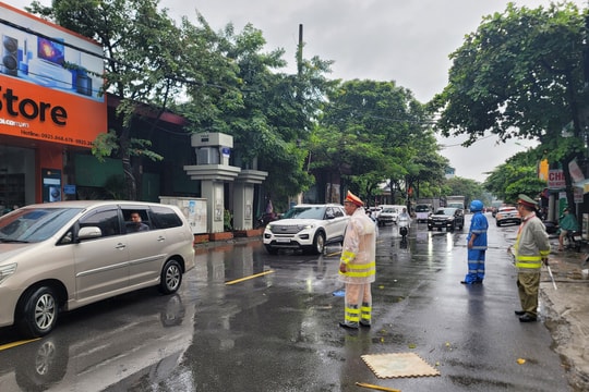 Hành trình cùng Cảnh sát giao thông hỗ trợ người dân trong mưa ngập