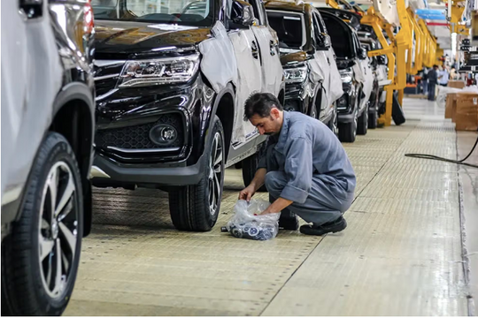 Trung Quốc đổi ô tô lấy đồng và kẽm của Iran