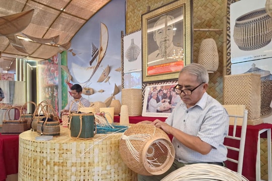 Nghệ nhân nhân dân Nguyễn Văn Tĩnh nâng tầm mây tre Việt