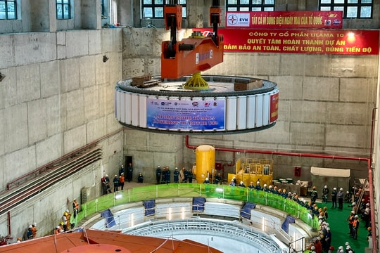 Lắp đặt thành công rotor tổ máy số 2 dự án Nhà máy Thuỷ điện Hoà Bình mở rộng