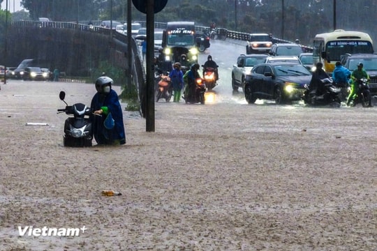 Nội thành Hà Nội tiếp tục có mưa rào và dông trong 4 giờ tới