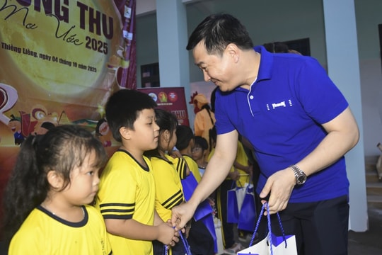 Vinamilk "thắp sáng" mùa trăng, gửi trọn yêu thương đến trẻ em Việt