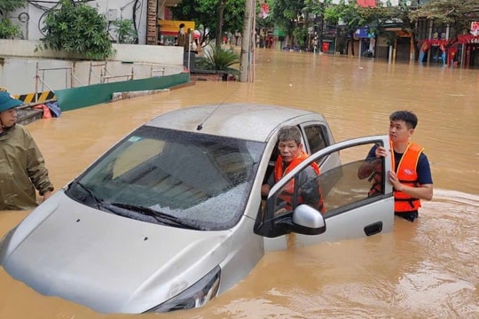 Cao Bằng: Chiến sĩ công an cứu người đàn ông trong ô tô bị cuốn trôi giữa dòng lũ