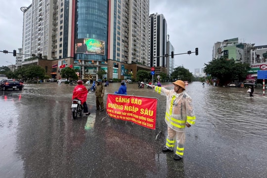 Cảnh sát giao thông Hà Nội “căng mình” hỗ trợ người dân