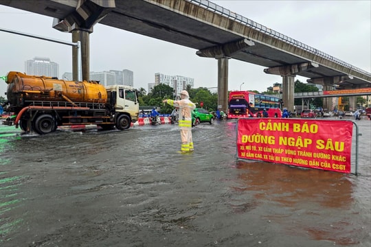 Hà Nội mưa lớn, nhiều điểm ngập úng, lực lượng chức năng căng mình ứng cứu người dân