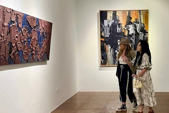 “Đi từ trong ra – Inside out” – hành trình khám phá hội họa trừu tượng