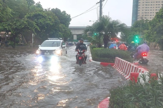 [Podcast] Hà Nội có mưa lớn trong 2-3 giờ tới, nhiều tuyến phố ngập sâu