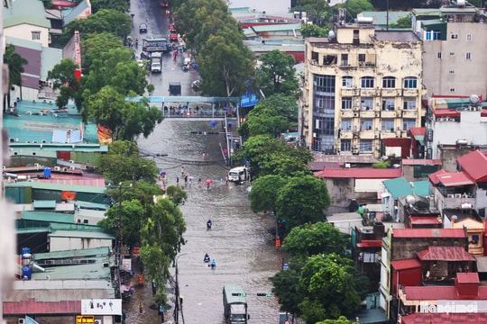 Hà Nội: Cận cảnh những tuyến phố ngập nặng sáng 7-10