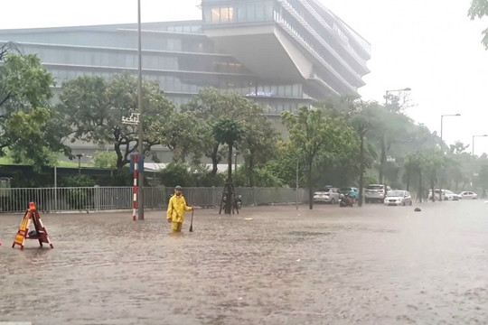 Người dân hạn chế qua các điểm ngập