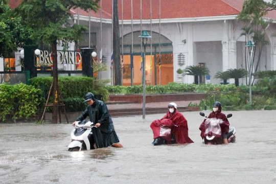 Cảnh báo dông, lốc, sét, mưa đá và mưa lớn cục bộ tại Hà Nội