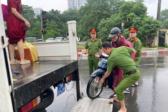 Những hình ảnh đẹp Công an Thủ đô dầm mưa, cứu người và khắc phục hậu quả bão số 11