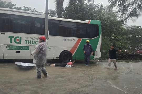 Rò rỉ điện tại ngã nút giao Tú Mỡ - Phạm Hùng