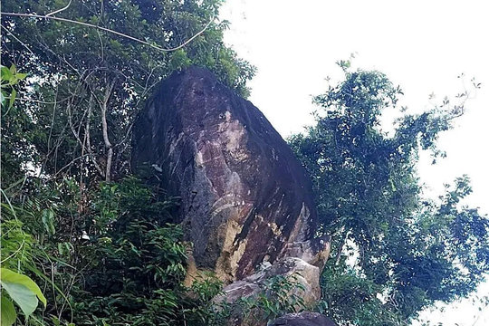 Lo đá lở, hàng chục hộ dân ở thôn Làng Teng chuyển chỗ ở