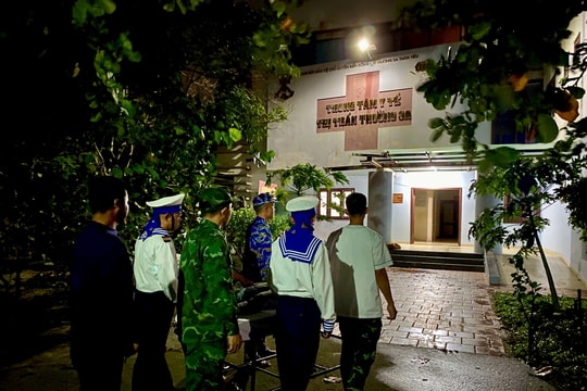 Cấp cứu kịp thời ngư dân bị giảm áp sau khi lặn sâu tại Trường Sa