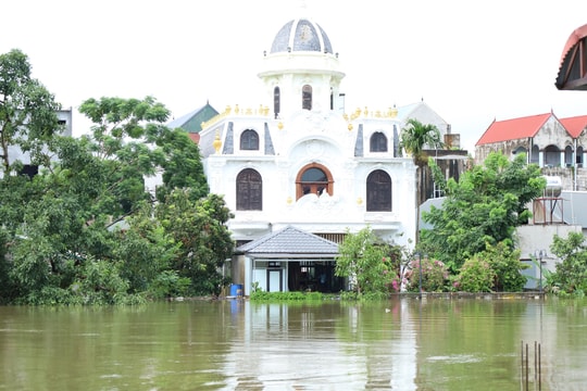Hà Nội giảm mưa, lũ sông lên chậm