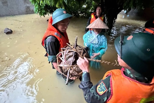 Cán bộ, chiến sĩ Quân khu 1 xuyên đêm giúp dân tránh lũ