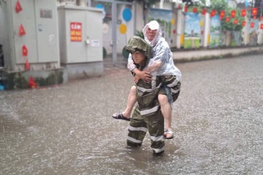 Công an phường Ba Đình hỗ trợ người dân trong cơn bão số 11