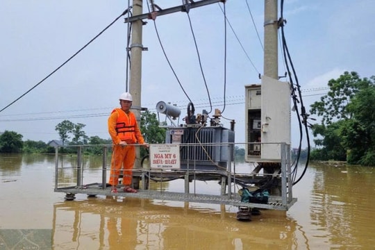 Công nhân Điện lực Thái Nguyên căng mình khắc phục thiệt hại lũ lụt