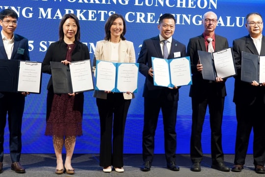 Ngân hàng Standard Chartered ký bốn biên bản ghi nhớ tại Việt Nam
