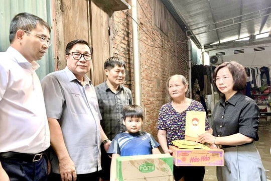 Lãnh đạo MTTQ TP Hà Nội lội nước tới động viên người dân