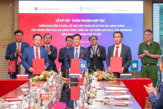 Hỗ trợ người dân thực hiện dịch vụ công tại điểm giao dịch của ngân hàng