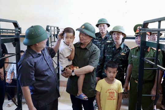 Phó Thủ tướng Trần Hồng Hà thăm hỏi người dân, chỉ đạo khắc phục hậu quả mưa lũ tại tỉnh Cao Bằng