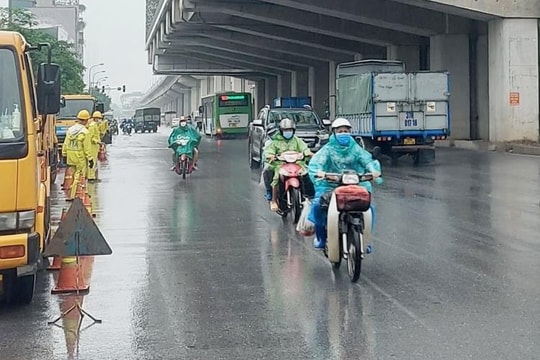 Hà Nội mưa dông cục bộ, sau giảm nhẹ