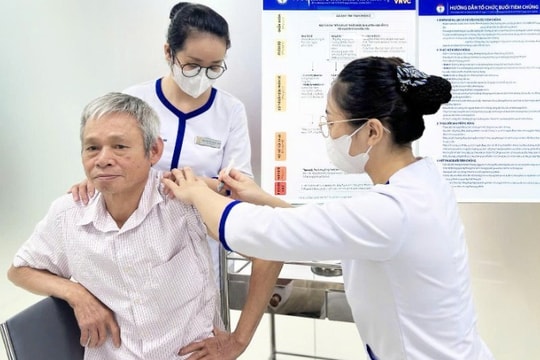 Tiêm vắc xin phòng uốn ván miễn phí cho bà con vùng lũ lụt