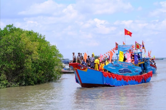 Những hình ảnh ấn tượng trong lễ cầu an trên biển