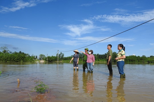 Mực nước sông Cầu rút chậm, 18 thôn ở Trung Giã vẫn ngập sâu